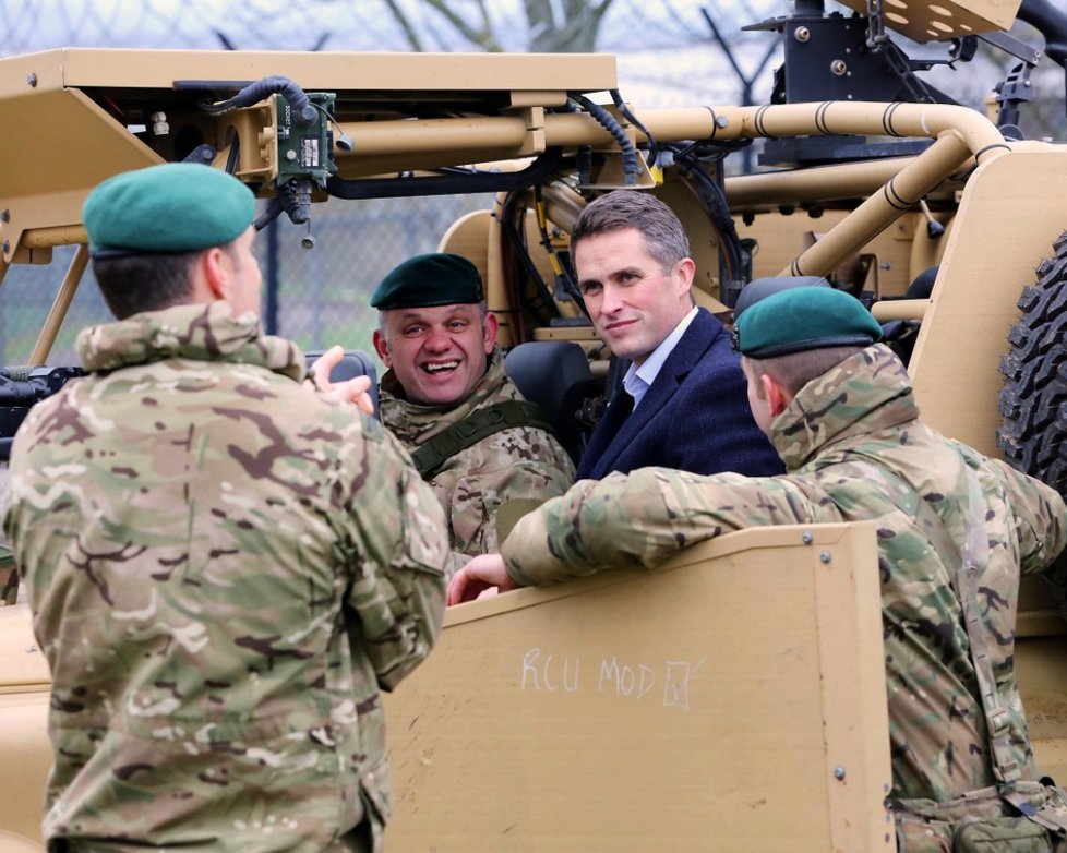 Ministr obrany Gavin Williamson ve výcvikovém táboře