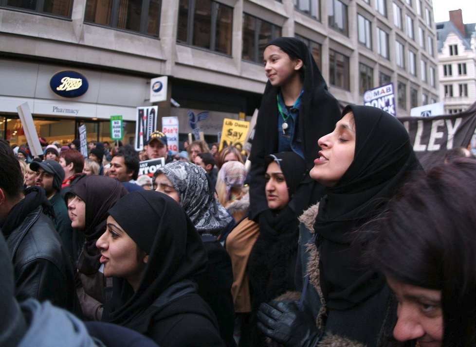 Protestující muslimové, (ilustrační foto).