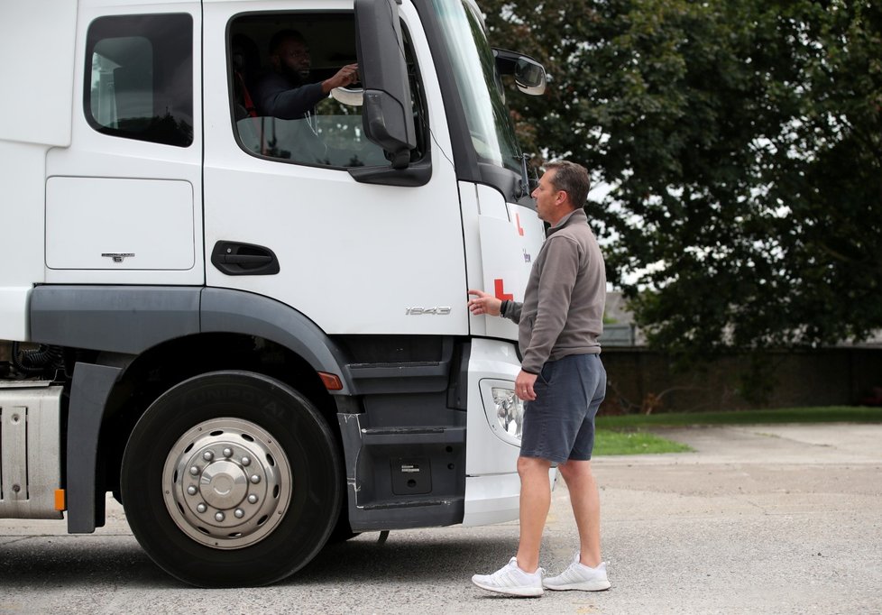 Nedostatek řidičů je celosvětový problém údajně i kvůli tomu, že během pandemie covidu-19 se nekonaly zkoušky pro nové šoféry. Británie proto počet zkoušek zdvojnásobuje (24. 9. 2021).