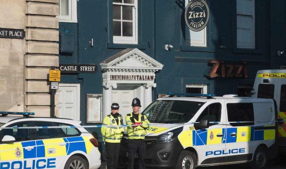 Policie vyšetřuje restauraci, kde Skripal a jeho dcera jedli