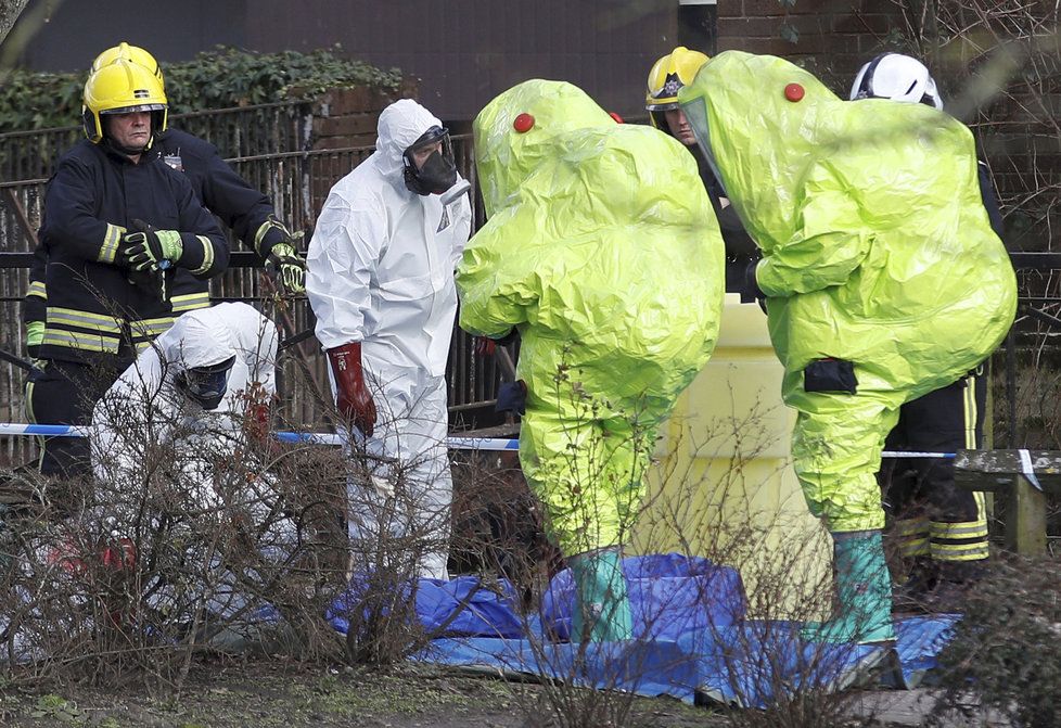 Policisté uzavřeli i okolí lavičky, kde Skripal a jeho dcera upadli do bezvědomí.