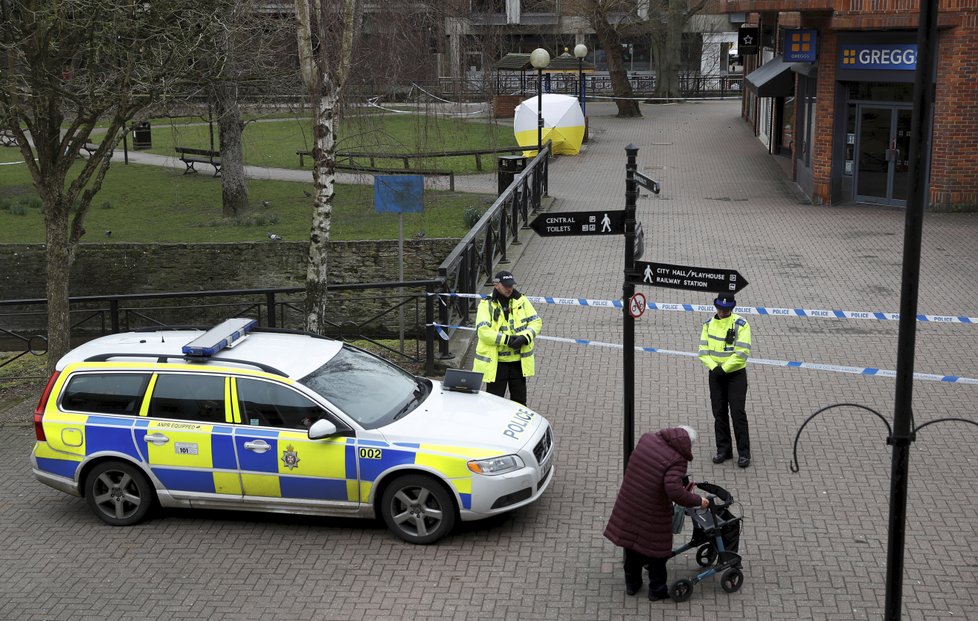 Policisté uzavřeli i okolí lavičky, kde Skripal a jeho dcera upadli do bezvědomí.