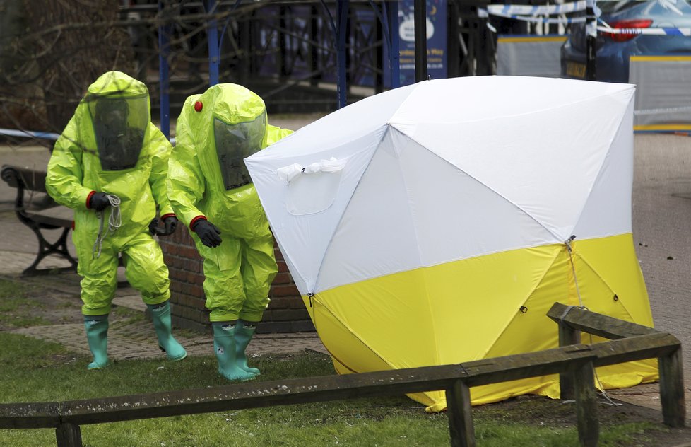 Policisté uzavřeli i okolí lavičky, kde Skripal a jeho dcera upadli do bezvědomí.