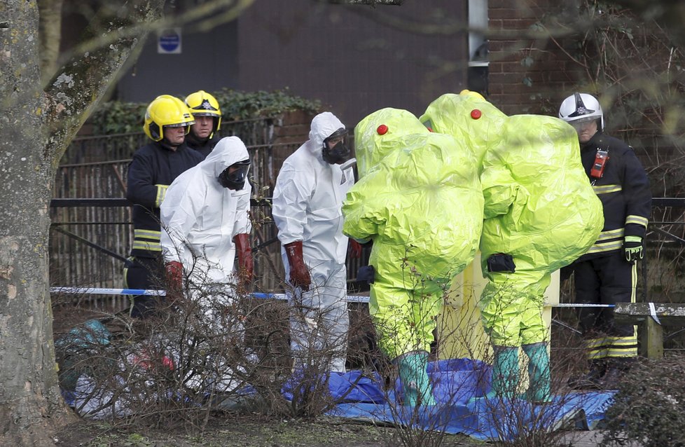 Policisté uzavřeli i okolí lavičky, kde Skripal a jeho dcera upadli do bezvědomí.