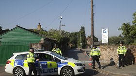 V Amesbury a Salisbury byla vyhlášena karenténa, policie uzavřela místa, která navštívil otrávený pár: Dawn Sturgessová a Charlie Rowley.