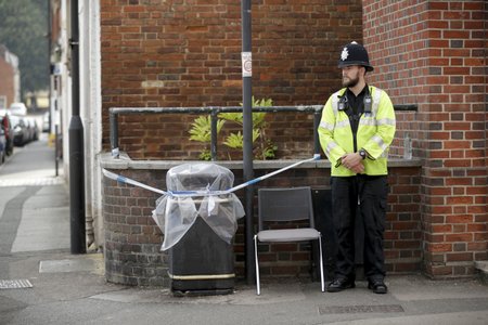 V Amesbury a Salisbury byla vyhlášena karenténa, policie uzavřela místa, která navštívil otrávený pár: Dawn Sturgessová a Charlie Rowley.