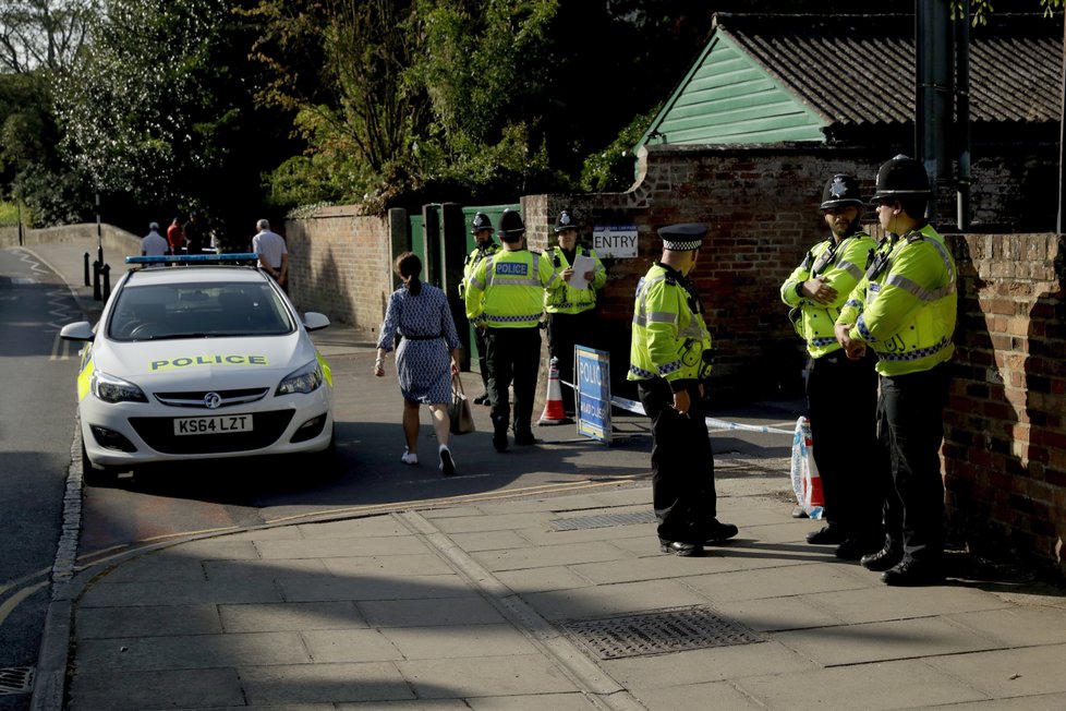 V Amesbury a Salisbury byla vyhlášena karanténa, policie uzavřela místa, která navštívil otrávený pár: Dawn Sturgessová a Charlie Rowley.