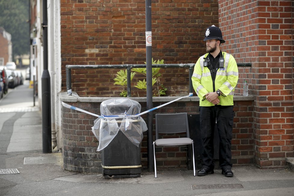 V Amesbury a Salisbury byla vyhlášena karanténa, policie uzavřela místa, která navštívil otrávený pár: Dawn Sturgessová a Charlie Rowley.