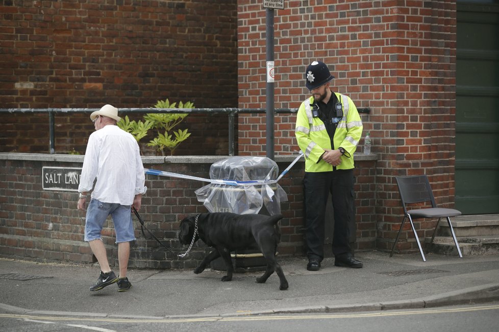 V Amesbury a Salisbury byla vyhlášena karanténa, policie uzavřela místa, která navštívil otrávený pár: Dawn Sturgessová a Charlie Rowley.