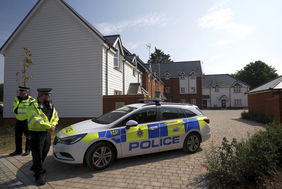 V Amesbury a Salisbury byla vyhlášena karenténa, policie uzavřela místa, která navštívil otrávený pár: Dawn Sturgessová a Charlie Rowley.