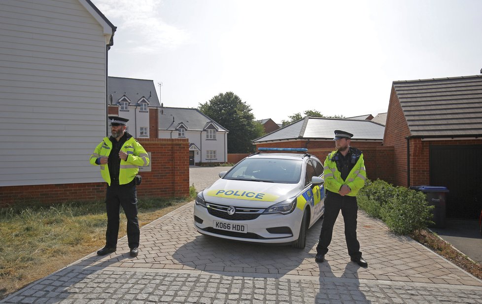 V Amesbury a Salisbury byla vyhlášena karenténa, policie uzavřela místa, která navštívil otrávený pár: Dawn Sturgessová a Charlie Rowley.