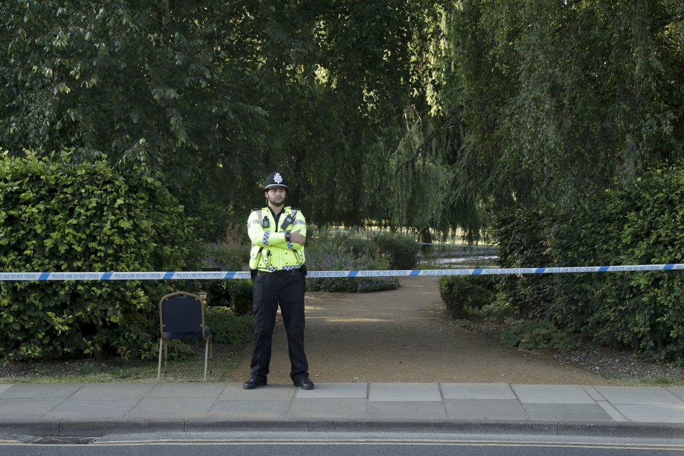 V Amesbury a Salisbury byla vyhlášena karanténa, policie uzavřela místa, která navštívil otrávený pár: Dawn Sturgessová a Charlie Rowley.