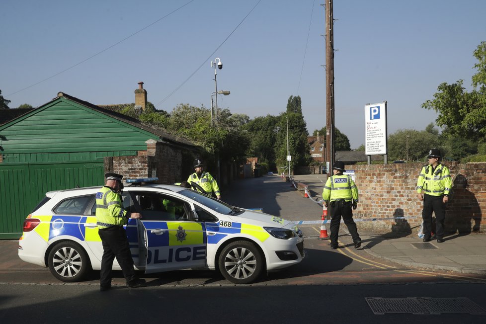 V Amesbury a Salisbury byla vyhlášena karanténa, policie uzavřela místa, která navštívil otrávený pár: Dawn Sturgessová a Charlie Rowley.