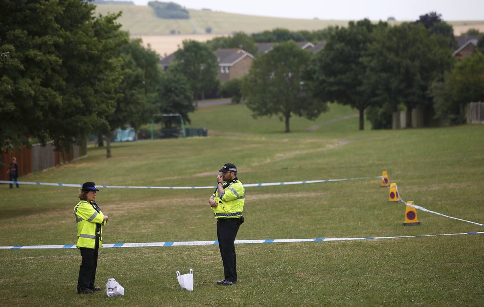 V Amesbury a Salisbury byla vyhlášena karenténa, policie uzavřela místa, která navštívil otrávený pár: Dawn Sturgessová a Charlie Rowley.