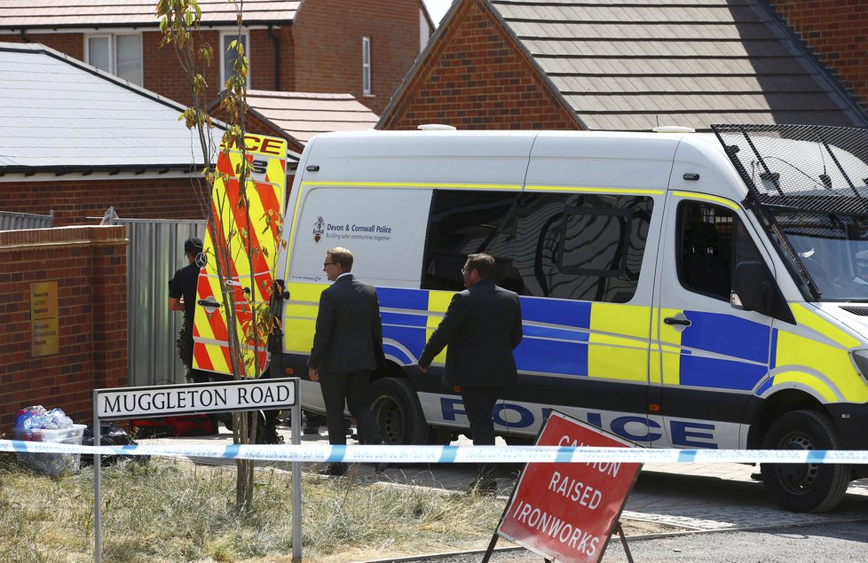 V Amesbury a Salisbury byla vyhlášena karanténa, policie uzavřela místa, která navštívil otrávený pár: Dawn Sturgessová a Charlie Rowley.