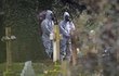 Vyšetřování otravy exšpiona Sergeje Skripala pokračuje, policisté nyní testují na přítomnost toxinu hroby jeho syna a manželky.
