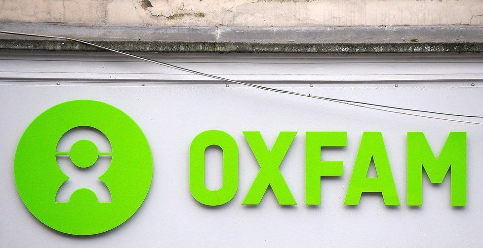 Logo charitativní organizace Oxfam, ilustrační foto.