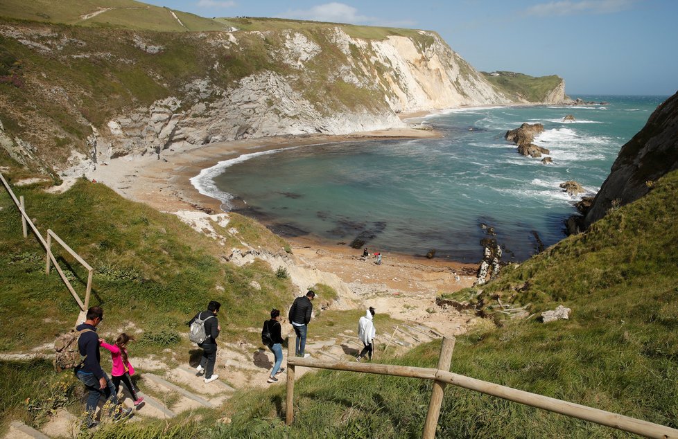 Británie za pandemie koronaviru: Lidé na procházce v Lulworthu (23.5.2020)