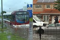 Lidé čekali na záchranu na střechách aut. Británie se před vlnou veder potýká se záplavami