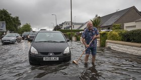 Přívalové deště v Edinburghu způsobily bleskové záplavy.