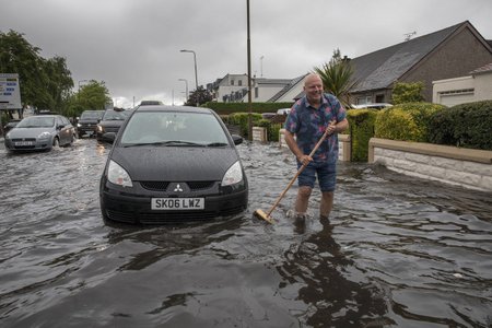 Přívalové deště v Edinburghu způsobily bleskové záplavy.