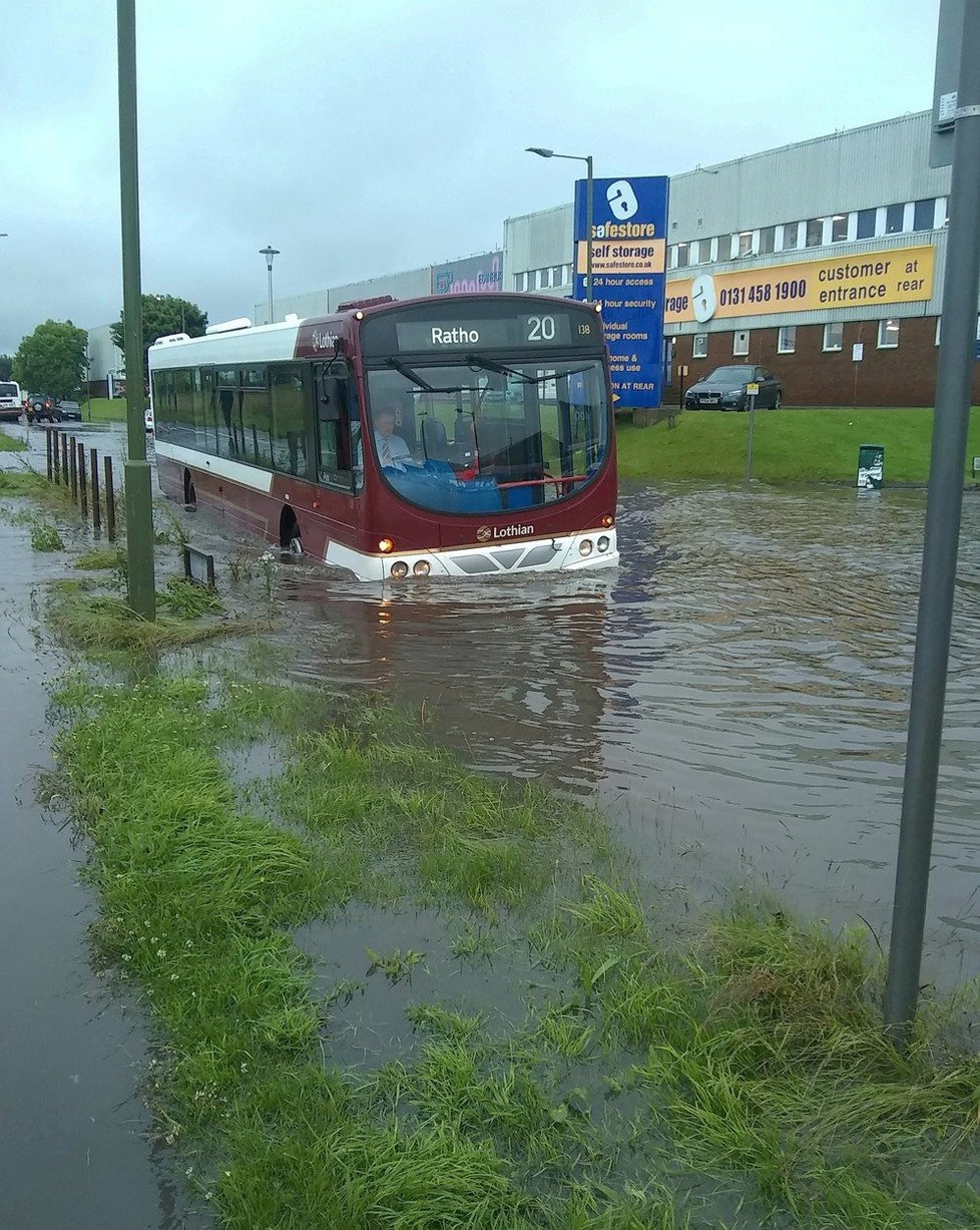 Přívalové deště v Edinburghu způsobily bleskové záplavy.