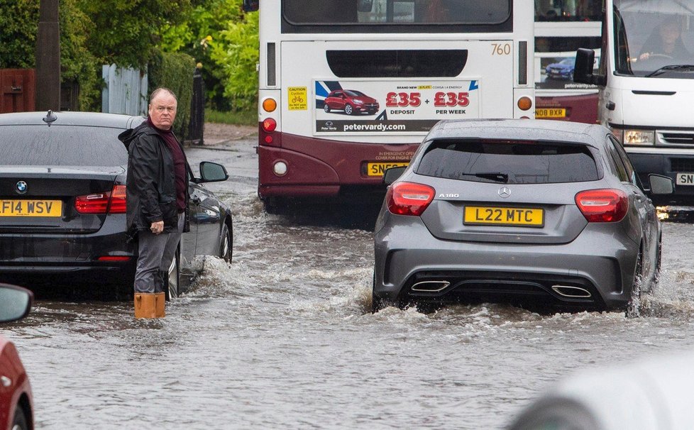 Přívalové deště v Edinburghu způsobily bleskové záplavy.