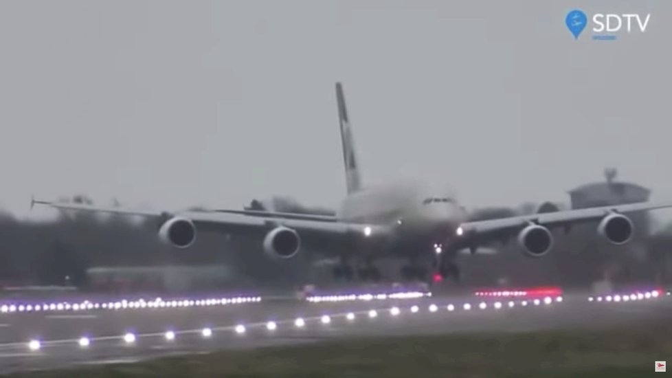 Dramatické přistání Airbusu A380 na letišti v Londýně