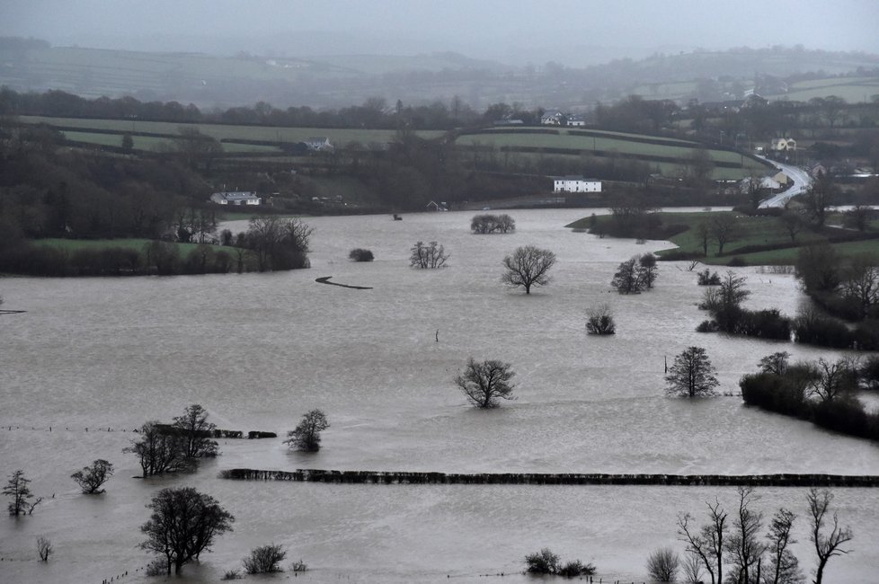 Velkou Británii pustší bouře Dennis. Velká voda se přihnala do jižního Walesu. (16.2.2020)