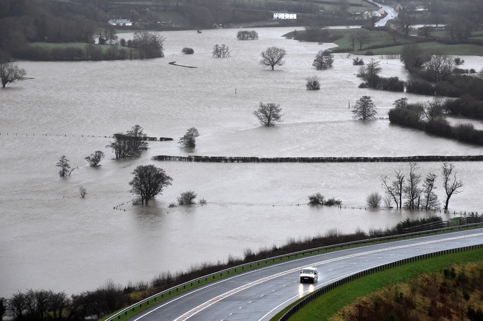Velkou Británii pustší bouře Dennis. Velká voda se přihnala do jižního Walesu. (16.2.2020)