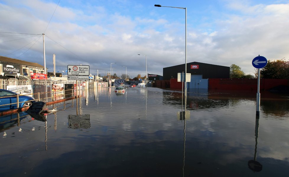 Sever Anglie sužují po přívalových deštích záplavy.