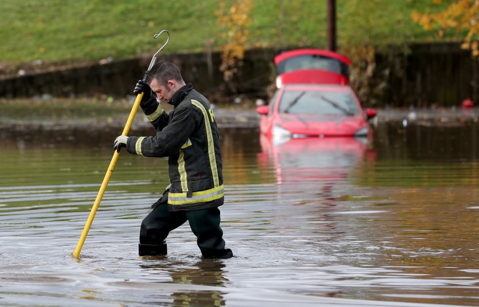 Anglii sužují záplavy.