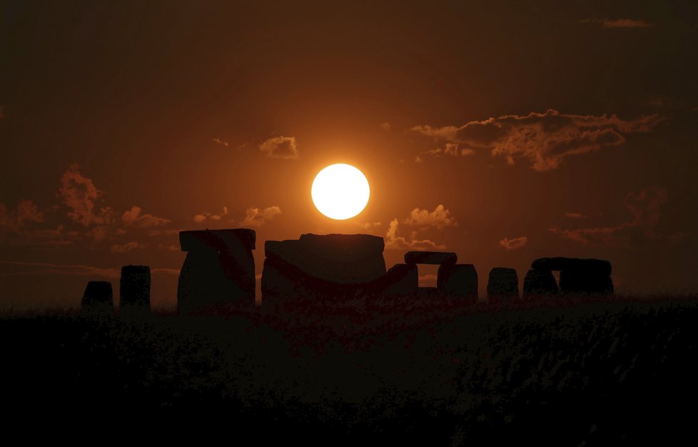 Vedra zasáhla i Velkou Británii: Slunce nad Stonehenge