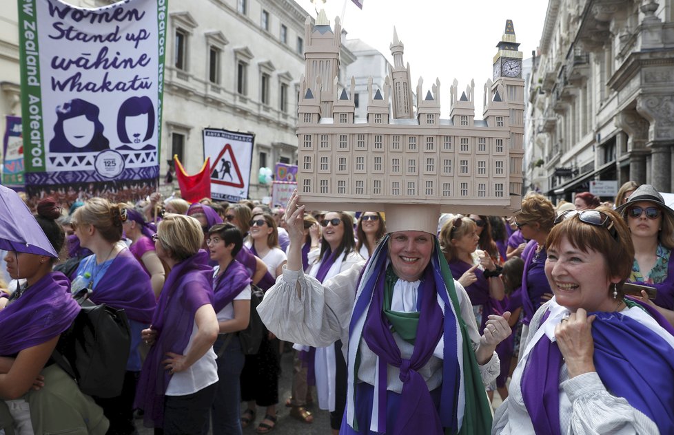 Ve Velké Británii si připomněli 100 let od získání volebního práva pro ženy.