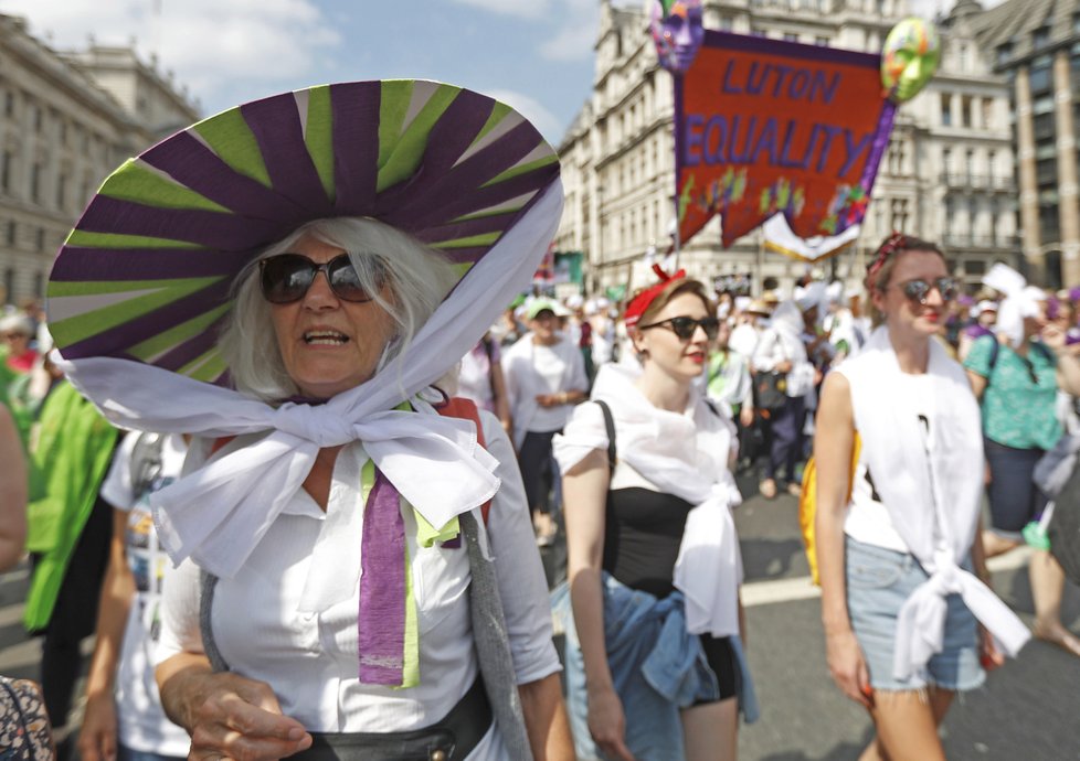 Ve Velké Británii si připomněli 100 let od získání volebního práva pro ženy.