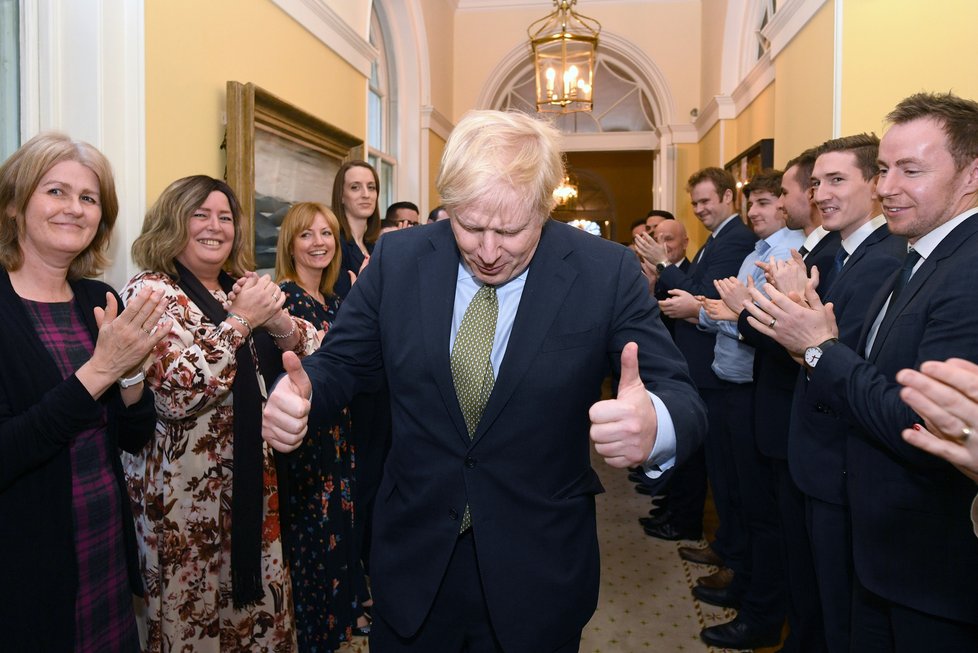 Britský premiér Boris Johnson neskrýval radost po vítězství u voleb, (13.12.2019).