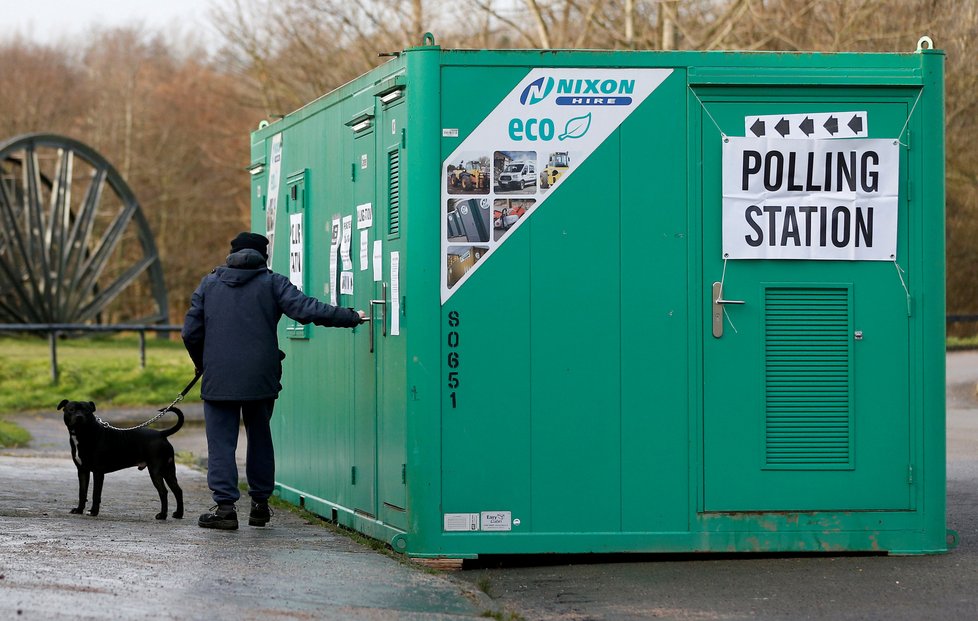 Předčasné volby v Británii, volební místnosti byly i v kontejnerech (12. 12. 2019).