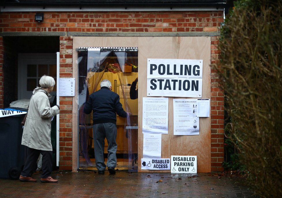 Předčasné volby v Británii, volební místnosti byli i v garážích, (12.12.2019)