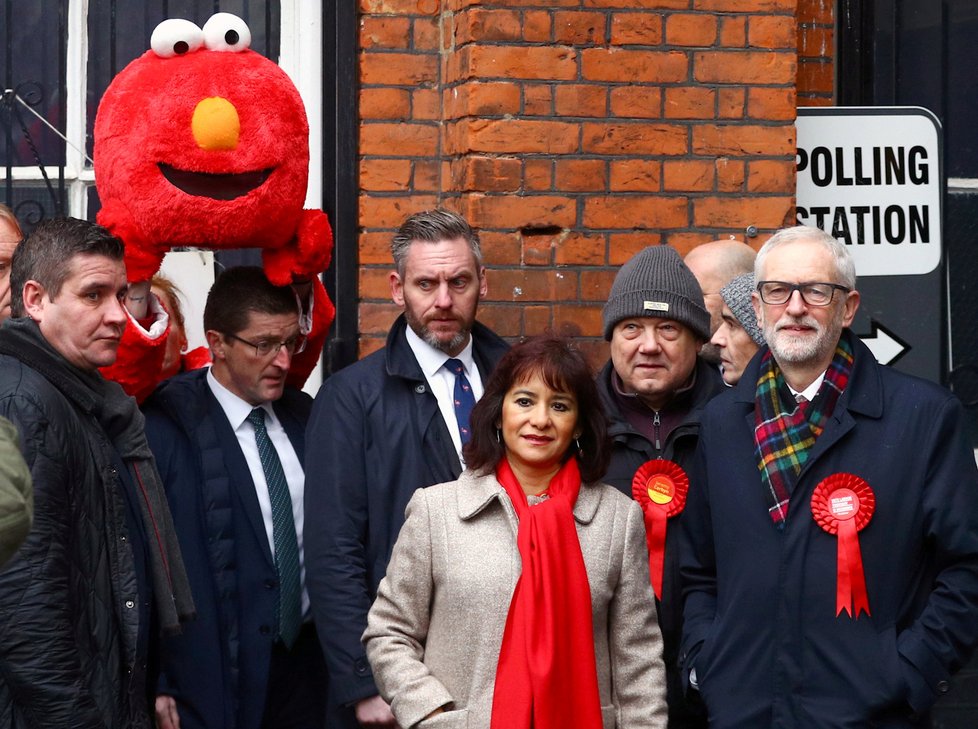 Předčasné volby v Británii, lídr opozice Jeremy Corbyn na snímku se straníky a manželkou (12. 12. 2019)