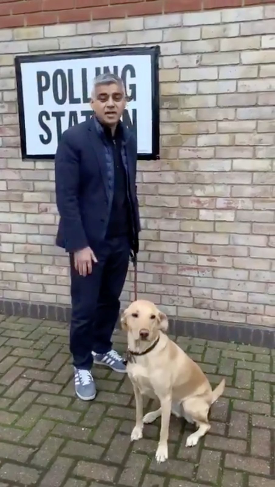 Předčasné volby v Británii, starosta Londýna Saqid Khan podlehl trendu a vyrazil k urnám se psem (12. 12. 2019).