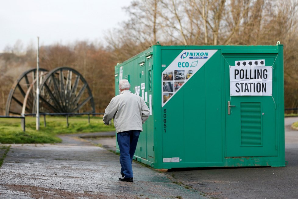 Předčasné volby v Británii, volební místnosti byly i v kontejnerech (12. 12. 2019).