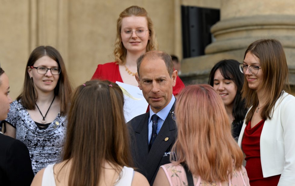 Bratr britského krále Karla III. princ Edward se sešel v Senátu s účastníky programu Mezinárodní ceny vévody z Edinburghu (DofE). (24.5.2023)