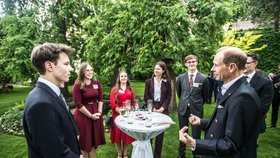 Vévoda z Edinburghu na setkání s mladými lidmi na britské ambasádě. (23.5.2023)