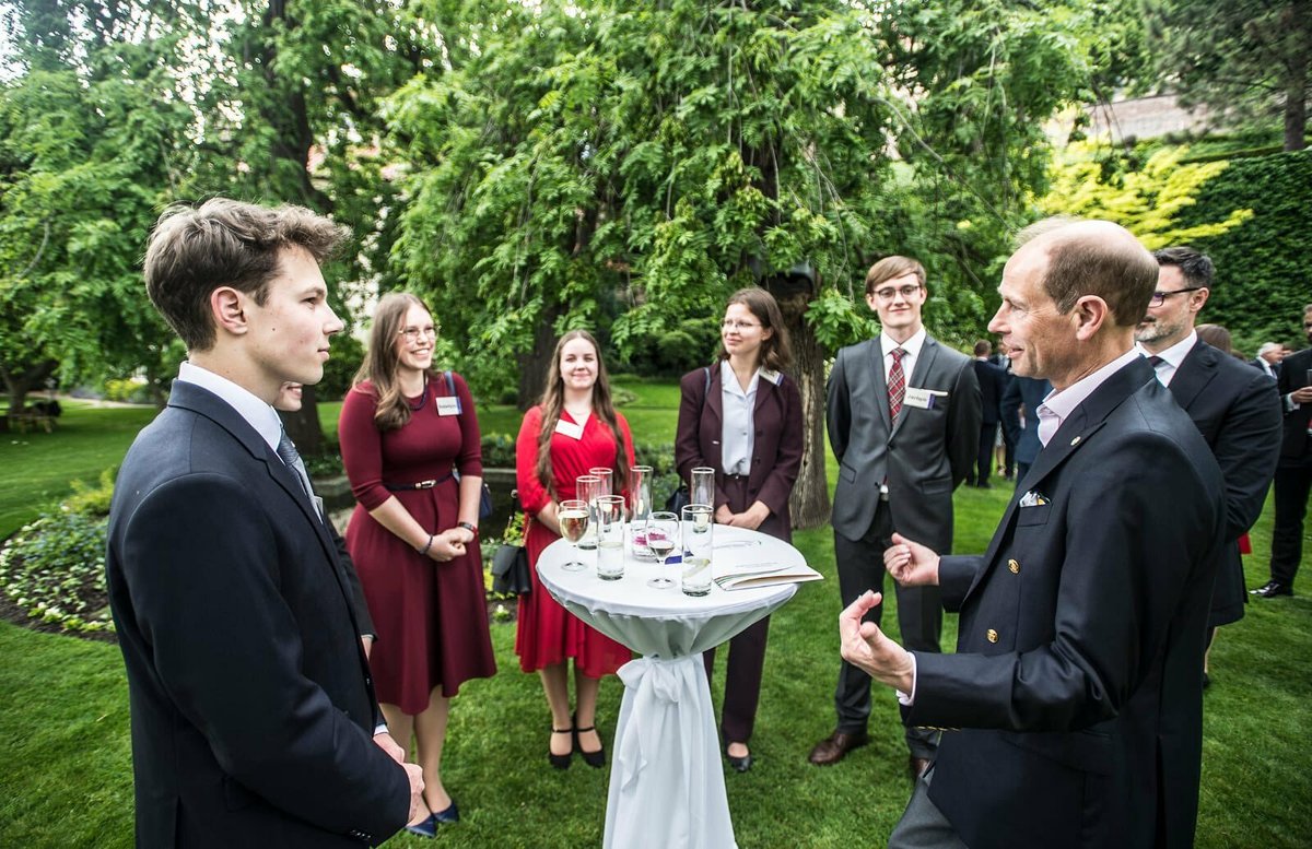 Vévoda z Edinburghu na setkání s mladými lidmi na britské ambasádě. (23.5.2023)