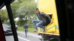 Ilegální přistěhovalci si prořezali cestu na svobodu. Hned ale skončili v rukou policie.