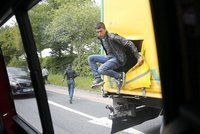 Uprchlická vlna v Evropě: Běženci se prořezali z kamionu a rozprchli do okolí