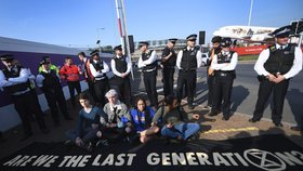 Ekologičtí aktivisté v Londýně protestují u letiště Heathrow (19. 4. 2019)