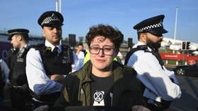 Ekologičtí aktivisté v Londýně protestují u letiště Heathrow (19. 4. 2019)