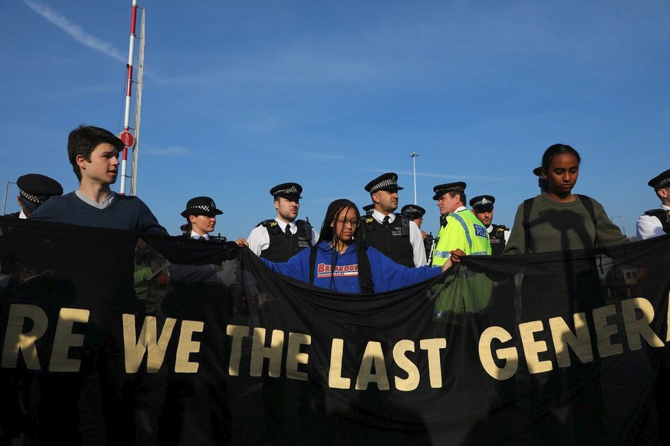 Ekologičtí aktivisté v Londýně protestují u letiště Heathrow (19. 4. 2019)