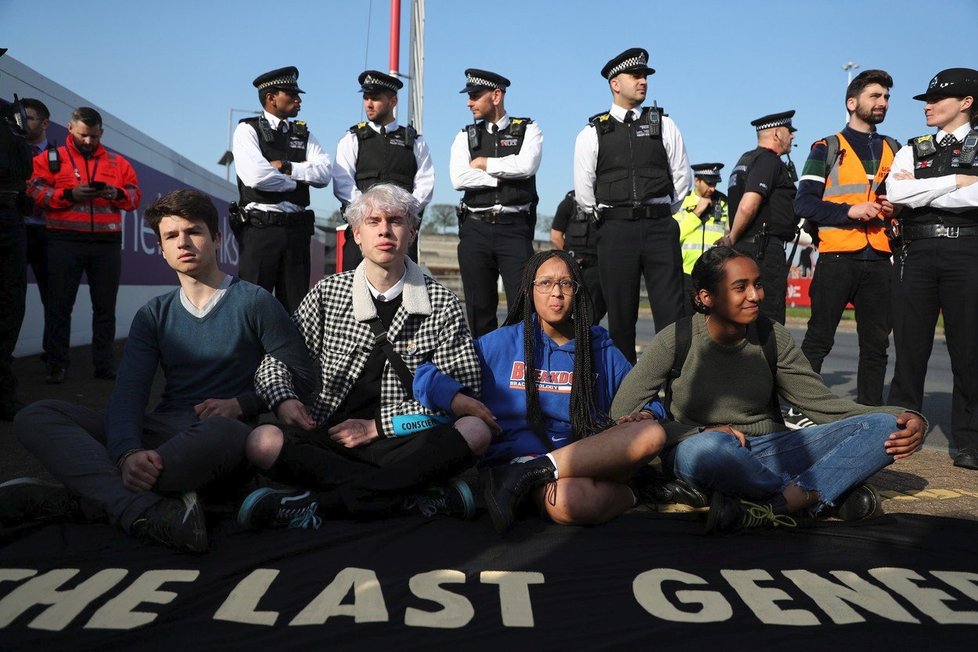 Ekologičtí aktivisté v Londýně protestují u letiště Heathrow (19. 4. 2019)